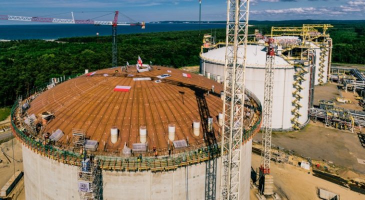 Nałożono dach na zbiornik w terminalu LNG w Świnoujściu. Fot. Gaz-System
