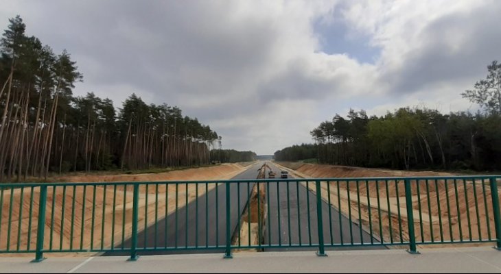 Widok z wiaduktu na węźle obwodnicy Olesna, drogi ekspresowej S11. Fot. GDDKiA