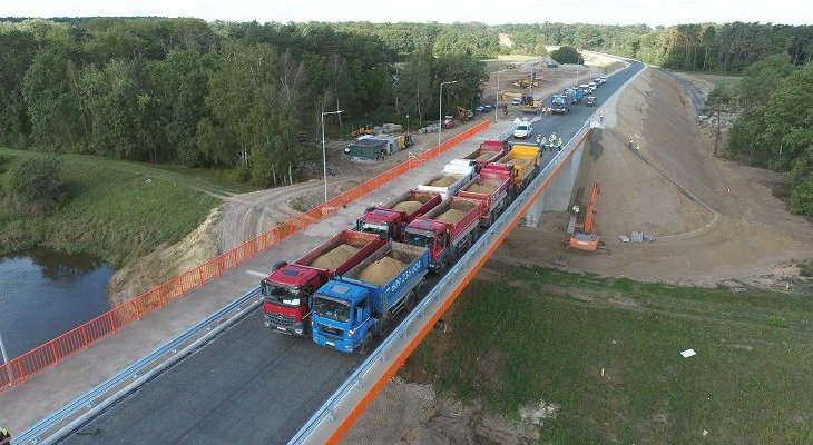 Budowa mostu przez Odrę. Fot. facebook.com/ZDWZG