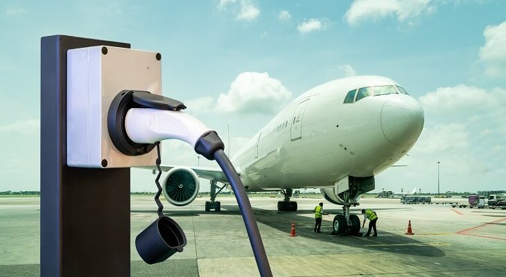 Centralny Port Komunikacyjny: pojazdy obsługi naziemnej lotniska mają być zasilanie ze źródeł bezemisyjnych. Fot. Surasak/Adobe Stock