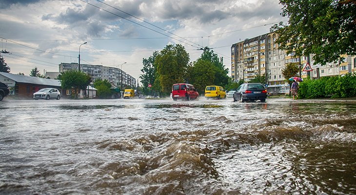 Powodzie błyskawiczne w miastach spowodowane są deszczami nawalnymi będącymi skutkiem zmian klimatu. Fot. Adobe Stock 