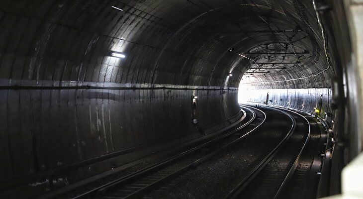 Linia Kraków–Myślenice wymaga budowy tuneli kolejowych. Fot. yu_photo/Adobe Stock