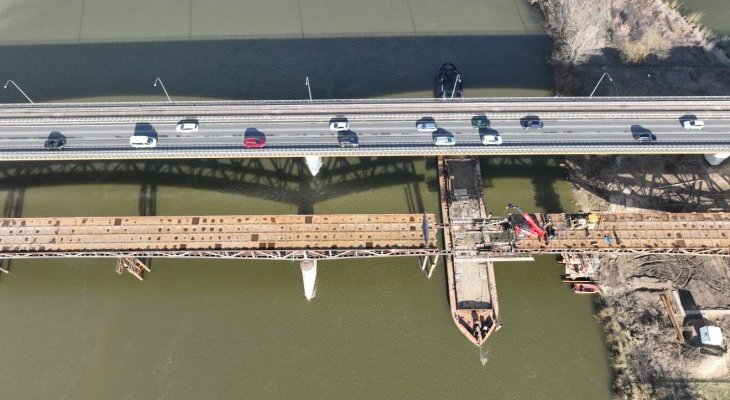 Rozcięto demontowany most przez Wisłę w Sandomierzu. Fot. GDDKiA