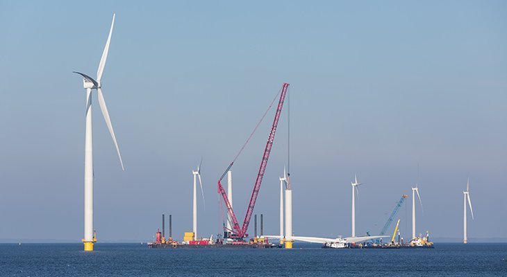 Budowa morskich farm wiatrowych. Fot. Adobe Stock