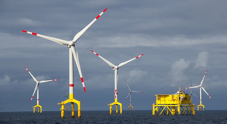 Morska farma wiatrowa - offshore wind. Fot. Adobe Stock