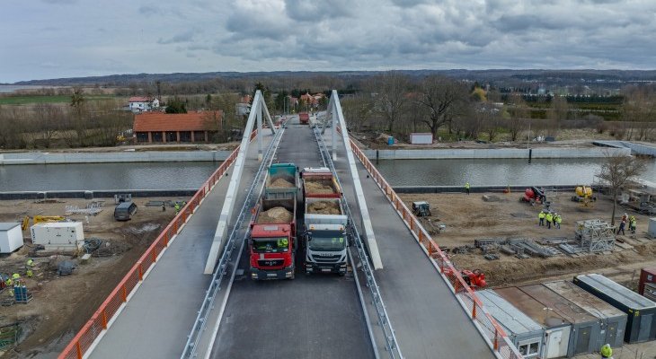 Most obrotowy w Nowakowie przeszedł próby obciążeniowe. Fot. mat. prasowe Budimex SA
