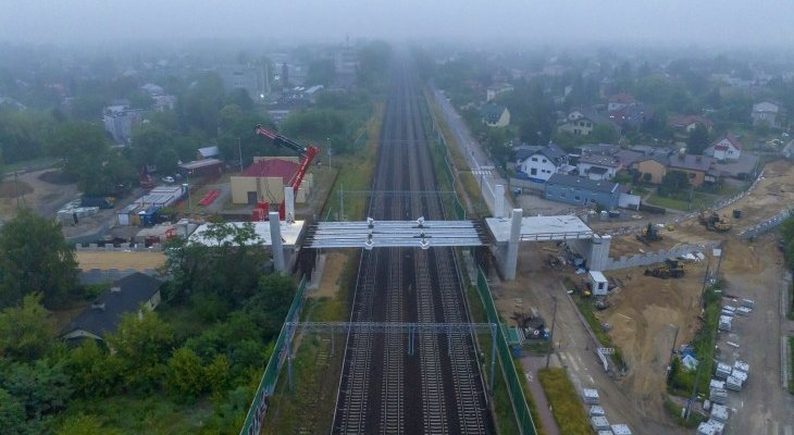 Konstrukcja wiaduktu w Pruszkowie na filarach nad torami. Fot. Łukasz Bryłowski/PKP PLK