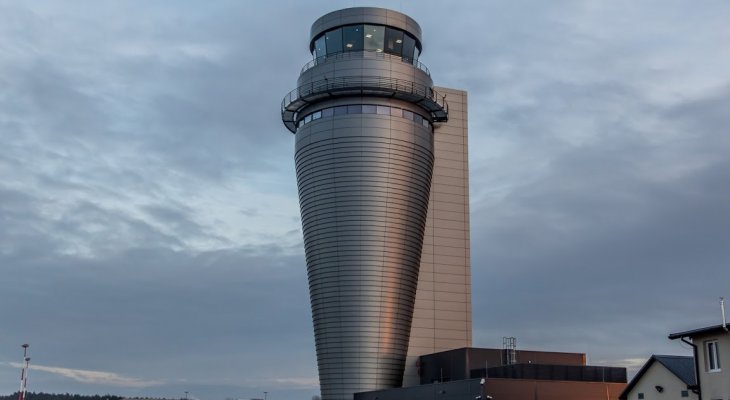 Wieża kontroli lotów na lotnisku w Pyrzowicach ma 46 m. Fot. Krzysztof Krzemiński/Polska Agencja Żeglugi Powietrznej
