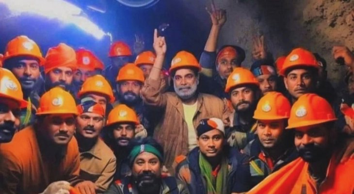 Zespoły ratownicze gotowe do wyciągnięcia pracowników, którzy od 17 dni byli uwięzieni w zawalonym tunelu Silkyara. Fot. D Rajesh US, LinkedIn