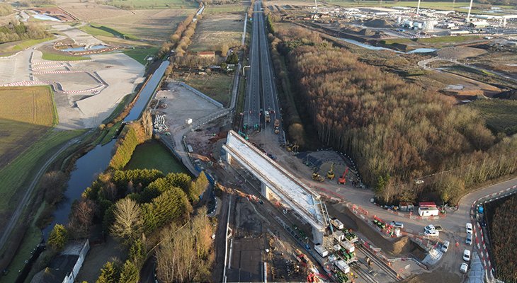 FOT. 1. | Nasuwanie wiaduktu skrzynkowego nad autostradą M42 w Warwickshire. Fot. HS2 