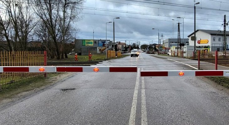 Zamknięte rogatki na przejeździe kolejowo-drogowym w Teresinie. Fot. Karol Jakubowski/PKP PLK