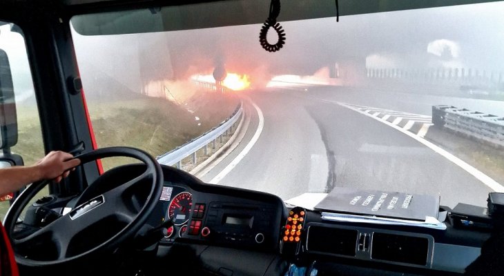 Pożar ciężarówki na drodze ekspresowej S8. Fot. OSP Lubochnia/Facebook