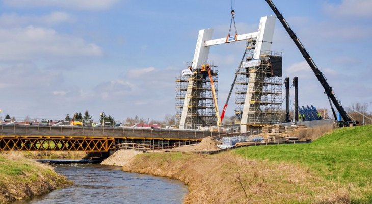 W Ostrowu Świętokrzyskim trwa budowa mostu. Fot. facebook.com/motaengilCE