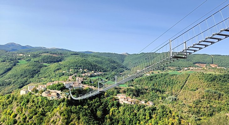 Most wiszący w stylu tybetańskim we Włoskim Sellano. Fot. visitsellano.info