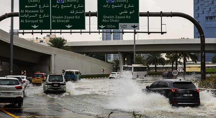 Powódź błyskawiczna w Dubaju. Fot. schoolscompared.com