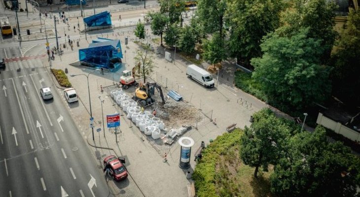 Usuwanie betonu na pl. Wileńskim. Fot. Zarząd Zieleni m.st. Warszawy