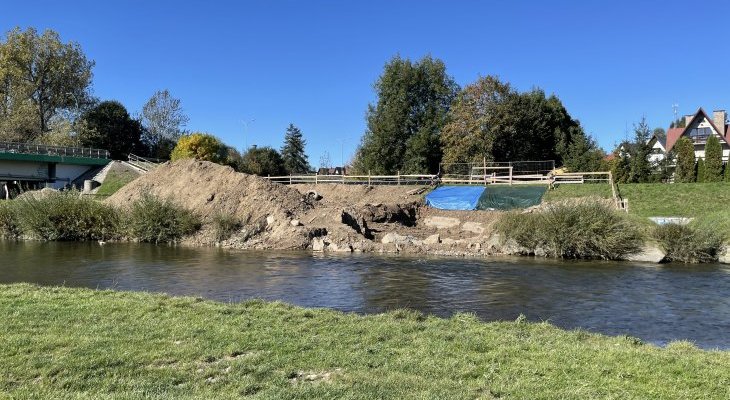 Rozkopany wał Czarnego Dunajca w Nowym Targu. Fot. Wody Polskie