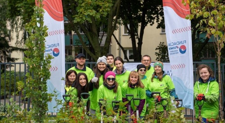 Wolontariusze Cemex Polska zazielenili DPS w Warszawie. Fot. Cemex Polska