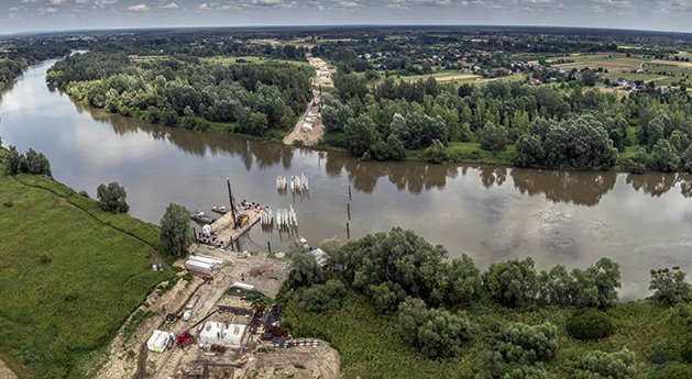 FOT. 1. | Palowisko w rzece San w Stalowej Woli. Fot. Tomasz Mościcki. Achiwum STRABAG Sp. z.o.o