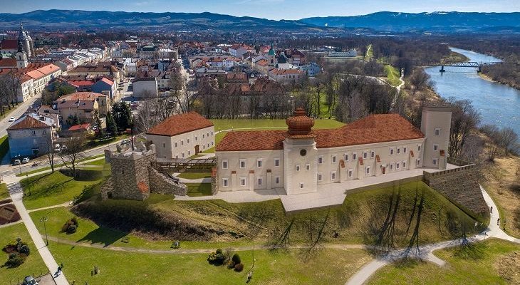 Zamek w Nowym Sączu: istniejąca Baszta Kowalska oraz wizualizacja odbudowanej części. Źródło: Sądecka Agencja Rozwoju Regionalnego