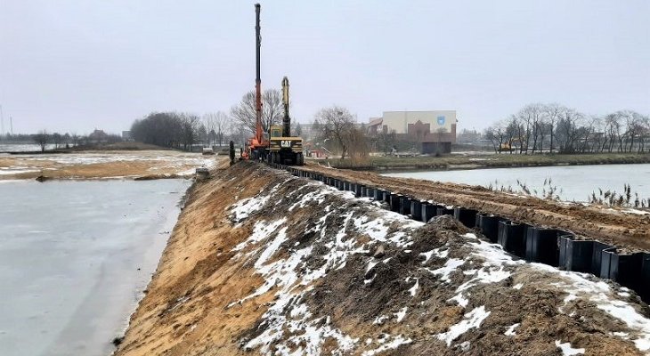 Kąpielka: instalacja grodzic winylowych. Fot. Grupa Pietrucha