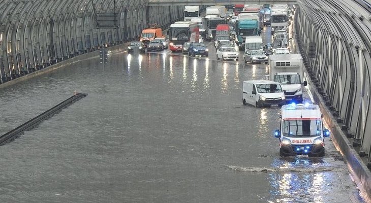 Warszawa: w sierpniu 2023 r. woda zalała drogę ekspresową S8 na odcinku między wiaduktem ul. Mickiewicza a Wybrzeżem Gdyńskim. Fot. twitter.com/Policja_KSP