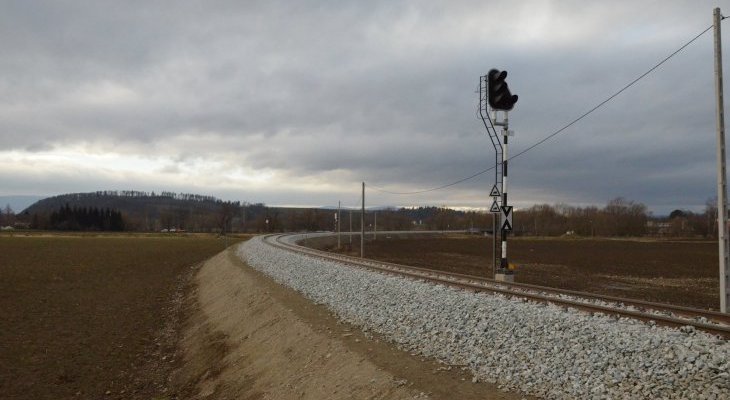 Początek linii Kłodzko–Kudowa-Zdrój. Odbudowany po powodzi nasyp kolejowy. Fot. M. Pabiańska/PKP PLK