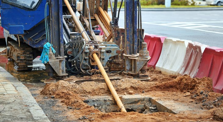 Horizontal directional drilling machine. Fot. ilustr. Tricky Shark/Adobe Stock