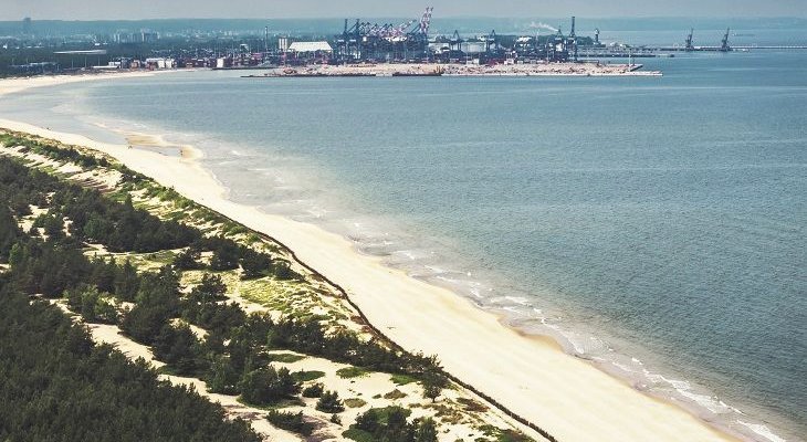 Terminal FSRU powstanie w południowej części Zatoki Gdańskiej, w sąsiedztwie terminalu kontenerowego Baltic Hub i toru wodnego prowadzącego do portu, 3 km od brzegu morza. Fot. Gaz-System