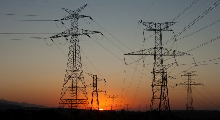 Linia elektroenergetyczna. Fot. ilustr. Mestock/Adobe Stock