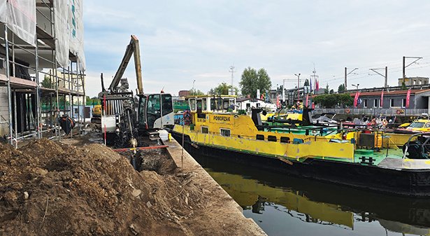 FOT. 1. | Przewiert pod Odrą Zachodnią – pomiędzy umocnieniem nabrzeża kanału Zielonego. Fot. ZRII HYDROPEX