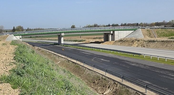 Nowy wiadukt nad drogą ekspresową S74. Fot. GDDKiA