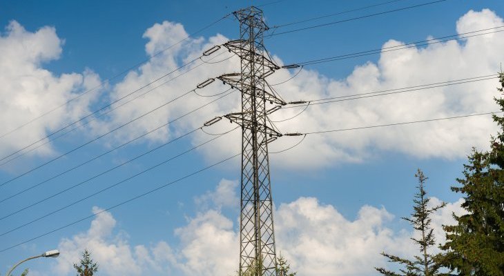 Linia elektroenergetyczna wysokiego napięcia. Fot. ilustr. FOTOWAWA/Adobe Stock