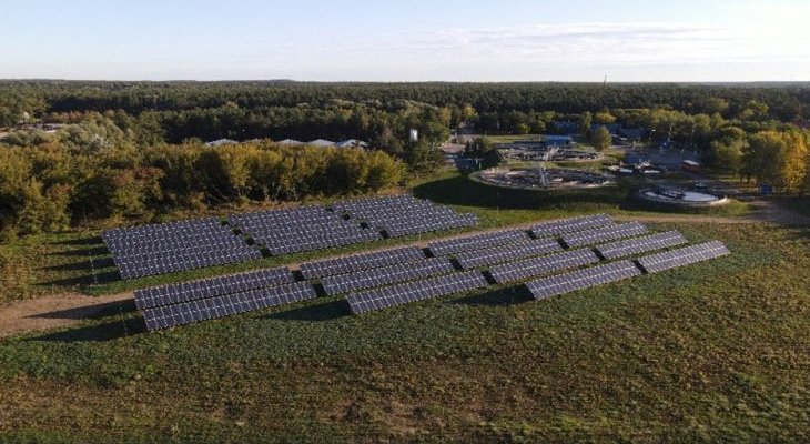 Instalacja fotowoltaiczna na terenie oczyszczalni ścieków w Obornikach. Fot. PWiK Oborniki