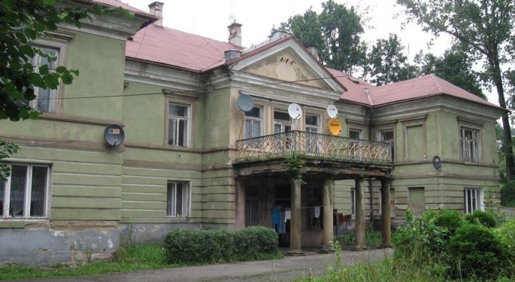 Dwór Brandysa w Brodach przed rewitalizacją. Fot. Lotek70/wikimedia