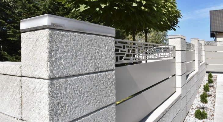 Nowoczesne ogrodzenie z bloczków betonowych. Fot. mat. własne