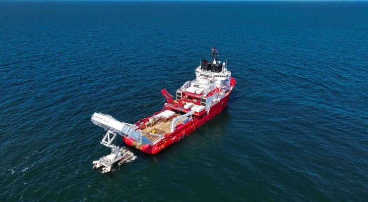 Statek z pługiem do oczyszczania tras kablowych. Fot. Jan De Nul