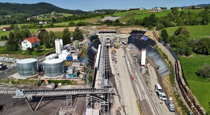 Plac budowy w miejscu drążenia tunelu kolejowego pod Pisarzową. Fot. Piotr Hamarnik/PKP PLK