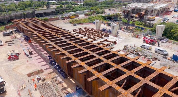 Konstrukcja wiaduktu przygotowana do podniesienia. Fot. HS2