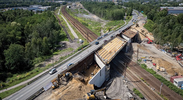 FOT. 1. | Prace przy budowie wiaduktu drogowego w ciągu ul. Bagiennej. Fot. Łukasz Hahuła/PKP PLK