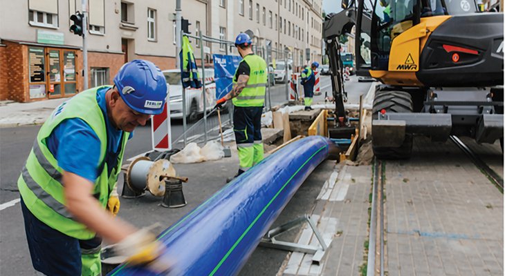 FOT. 1. | Wykładanie (relining) rurami ciągłymi (materiały TERLAN Sp z o.o. Grupa AQUANET S.A.)