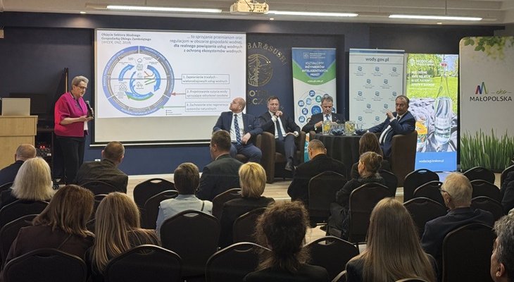 Od lewej: prof. dr. hab. inż. Elżbieta Nachlik, Politechnika Krakowska; Paweł Sikorski, prezes Izby Gospodarczej „Wodociągi Polskie”; Piotr Ziętara, prezes Wodociągów Miasta Krakowa; dr hab. inż. Stanisław M. Rybicki, prof. Politechniki Krakowskiej; Wojciech Kozak, dyrektor Wód Polskich RZGW w Krakowie. Fot. inzynieria.com