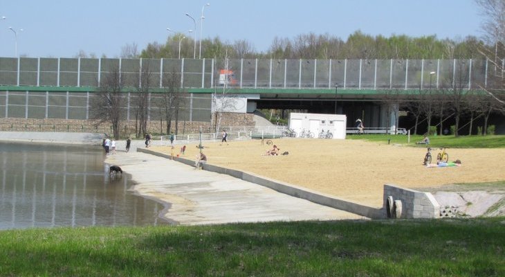 Plaża w Dolinie Trzech Stawów. Fot. Antekbojar/wikimedia