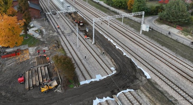 Prace przygotowawcze do budowy kładki w Bełchowie. Fot. Paweł Mieszkowski, Artur Lewandowski/PKP PLK