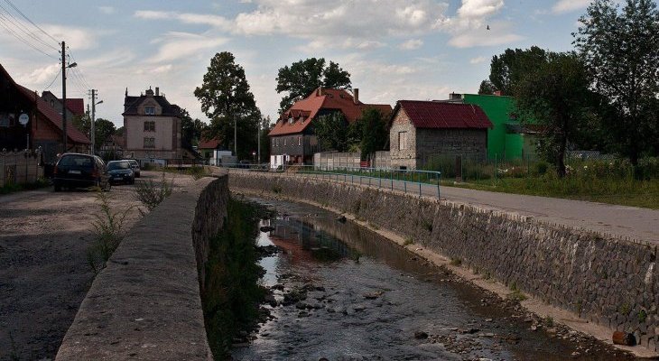 Potok Miedzianka w Bogatyni przed powodzią. Fot. Danuta B., Fotopolska.eu/wikimedia