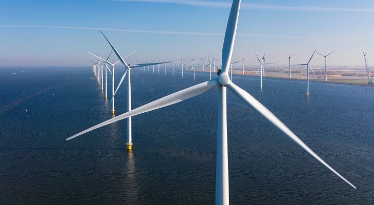 Morska farma wiatrowa. Fot. ilustr. Peter Adams/Adobe Stock