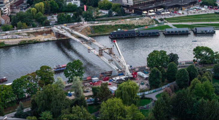 Budowa kładki nad Wisłą w Krakowie. Fot. UM Kraków