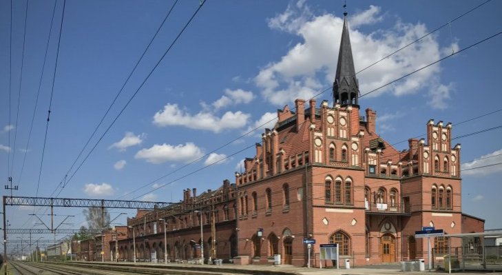 Neogotycki dworzec w Nowych Skalmierzycach. Fot. Dawid Kuźbik/wikimedia