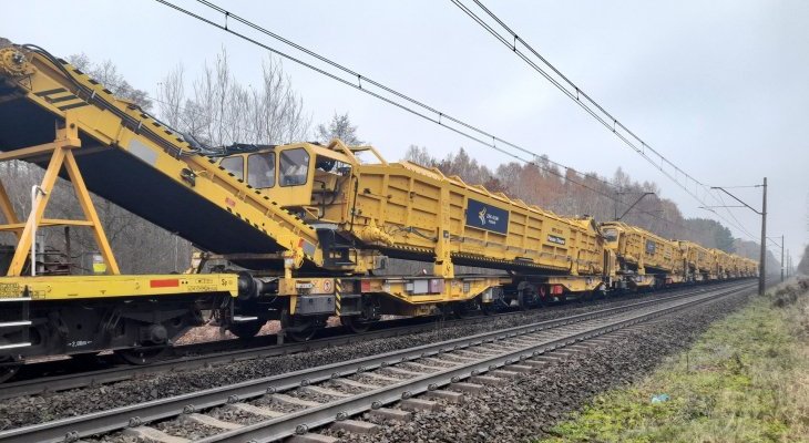 Szlak Zduńska Wola–Poddębice, maszynowe układanie szyn i podkładów. Fot. Krzysztof Kalkowski/PKP PLK