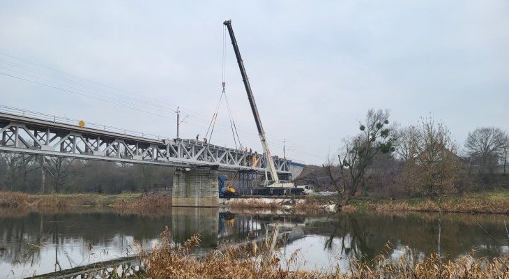 Montaż przęsła mostu nad Wartą w Obornikach. Fot. Radek Śledziński/PKP PLK
